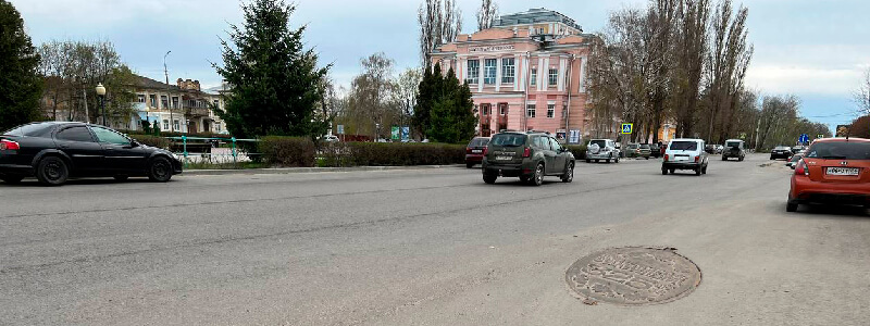 Люк на дороге